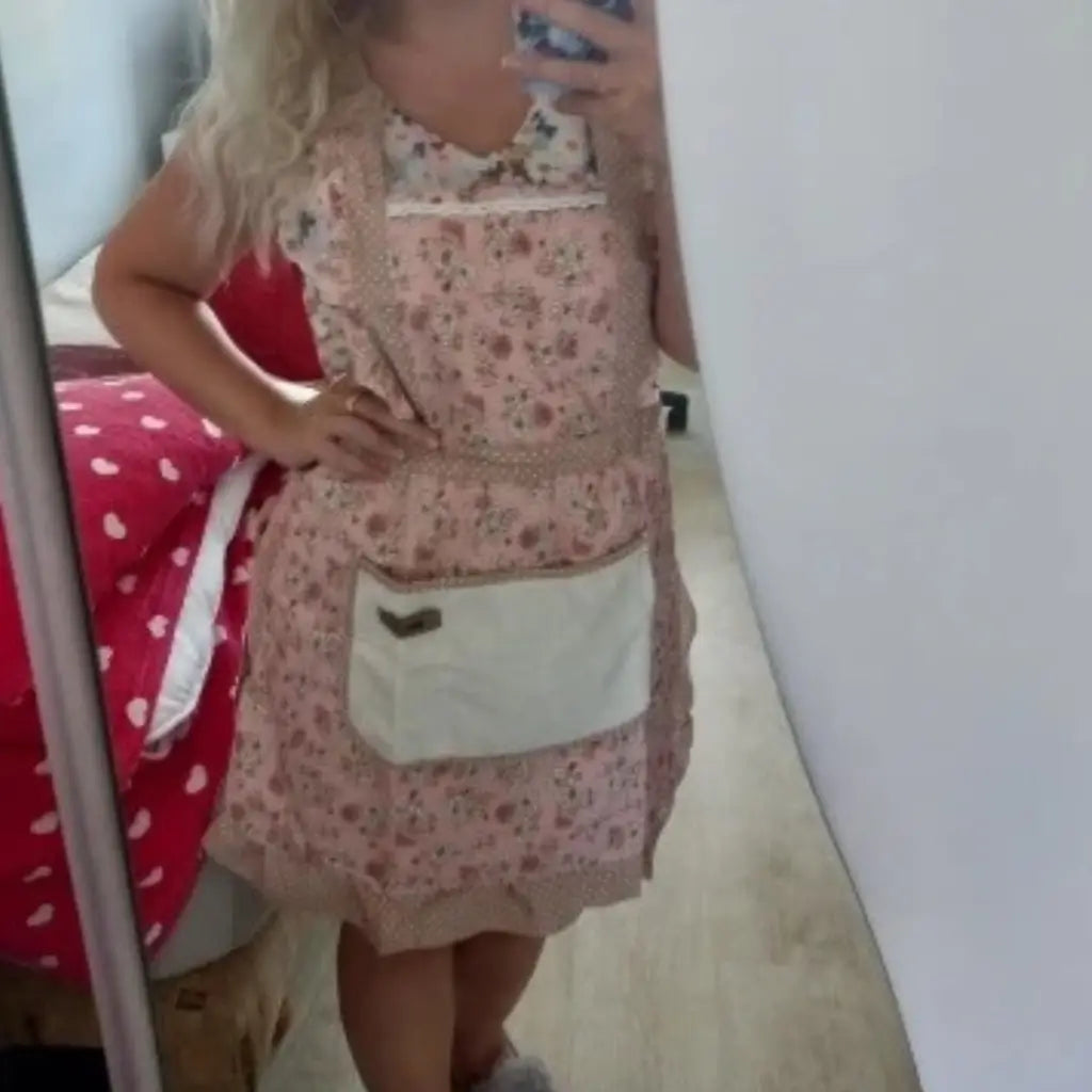 Avental de Cozinha Feminino Florinda com Babado  mostrando como fica no corpo 