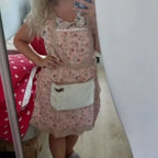 Avental de Cozinha Feminino Florinda com Babado  mostrando como fica no corpo 