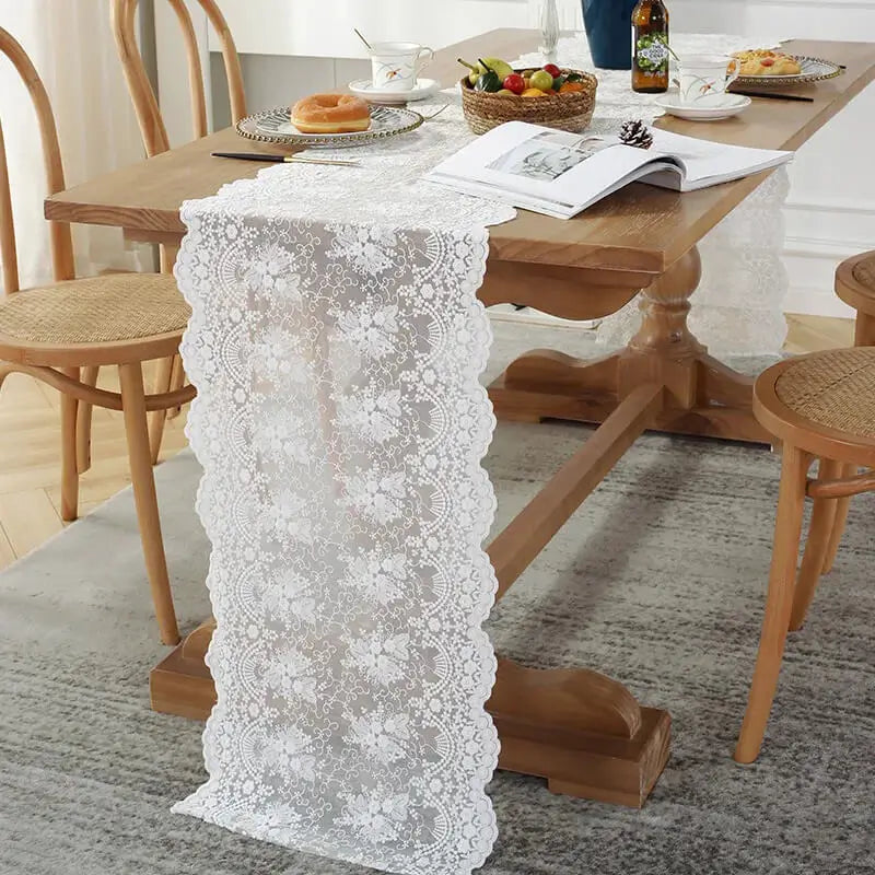 caminho-de-mesa-branco-com-bordado-floral
