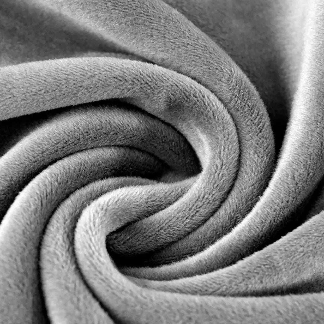 Capa de sofá de veludo com elastano cinza mostrando bem de perto o detalhe do tecido 