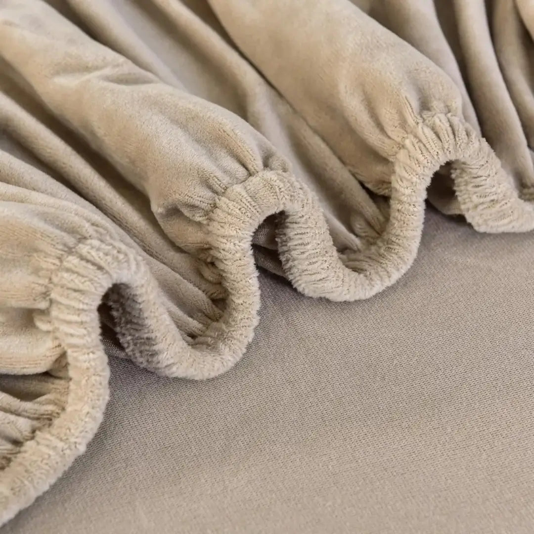 Capa de sofá de veludo com elastano cappuccino bege detalhes da borda e costura 