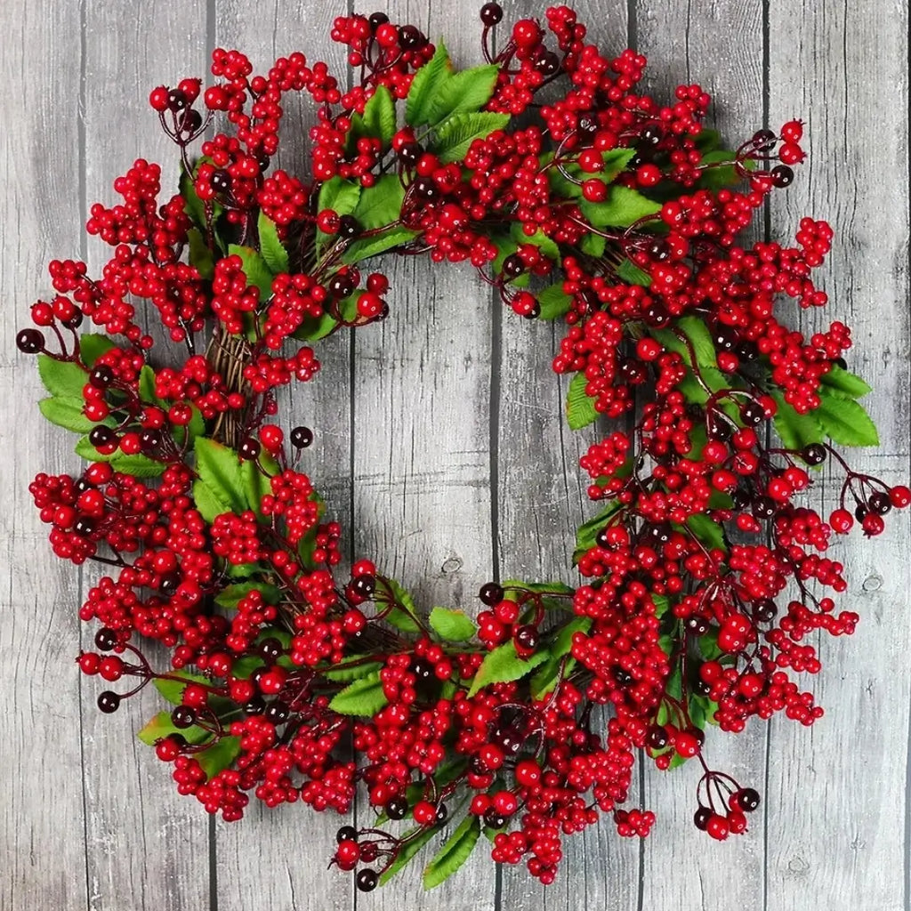 guirlanda-de-porta-com-folhas-verdes-e-frutas-vermelhas  