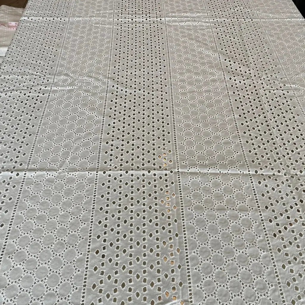 Toalha-de-Mesa-Bordada-Site-Tazmo