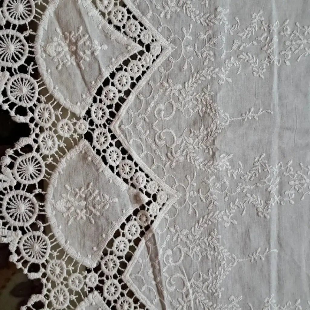 Toalha-de-Mesa-Bordada-com-Ponto-Cruz