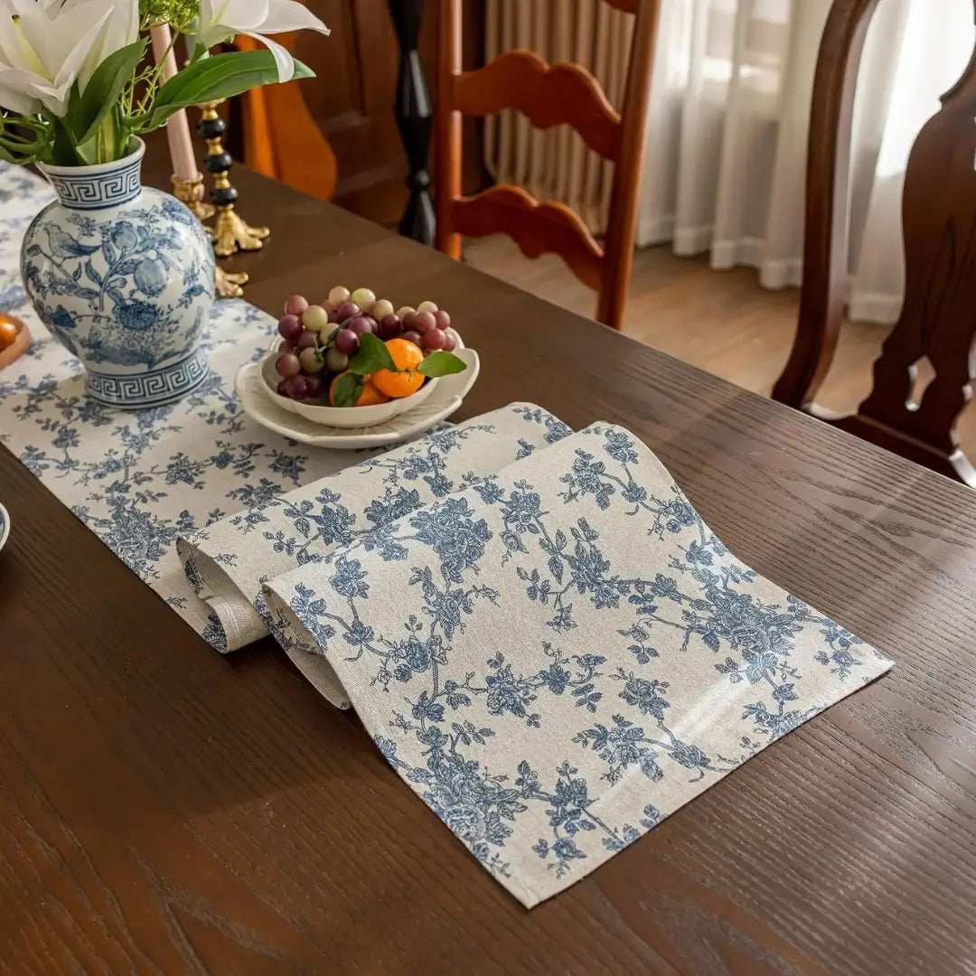 Caminho de mesa royal blue trilho floral orquídea vintage decorando mesa de jantar loja tazmo casa 