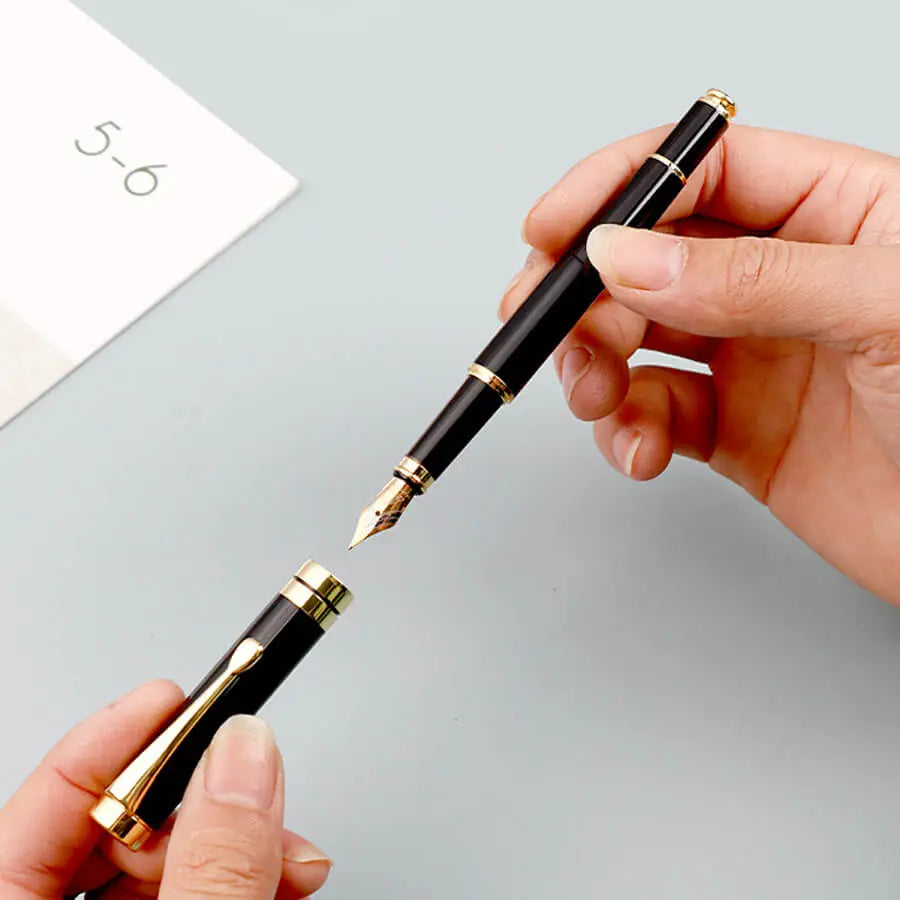 caneta-tinteiro-com-ponta-fina-modelo-gold-black-tazmo-024