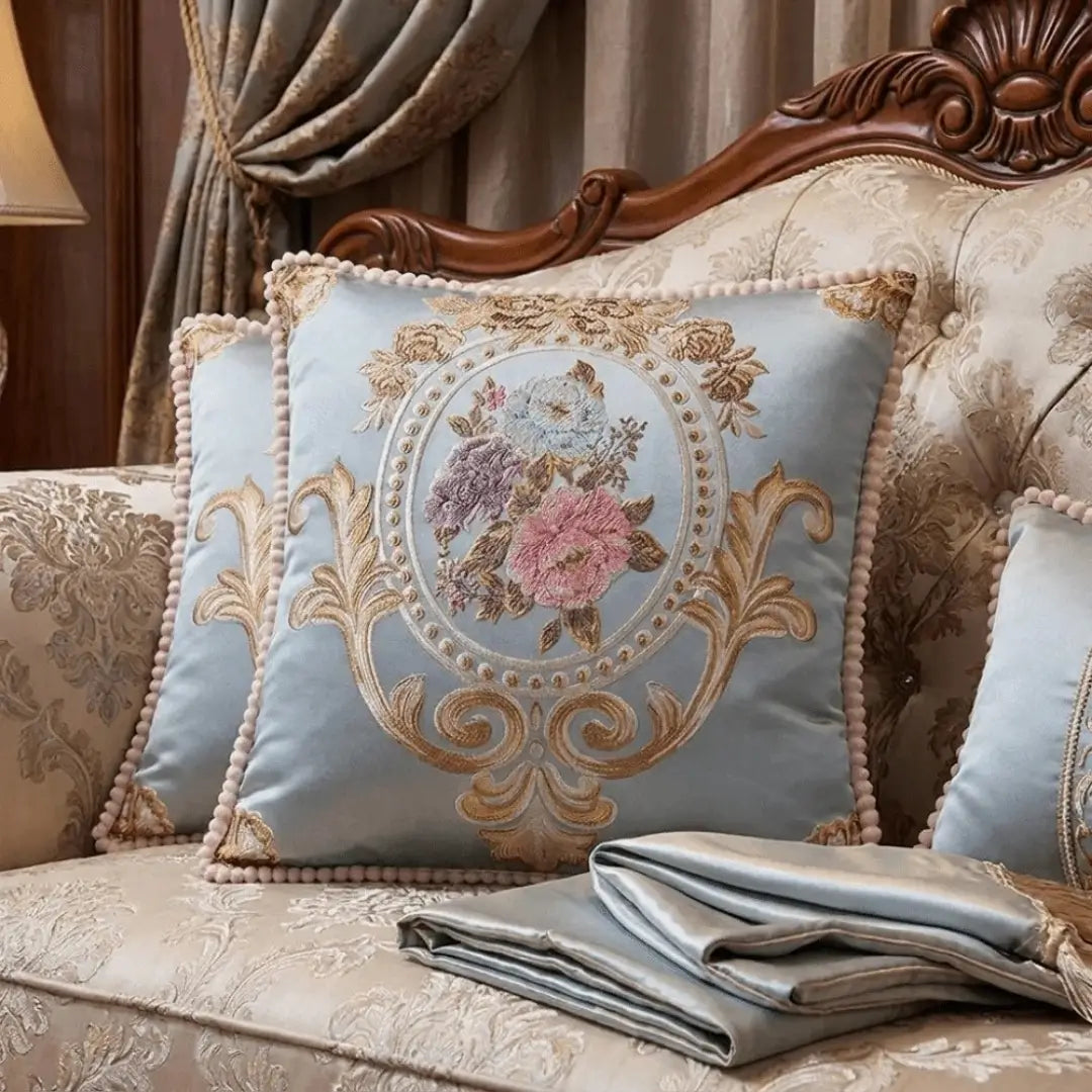 Capa de almofada bordada decorativa monarca Elisabeth azul no sofá imperial 