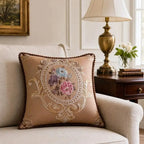 Capa de almofada bordada decorativa monarca Elisabeth no sofá decorando a sala com elegância e sofisticação 