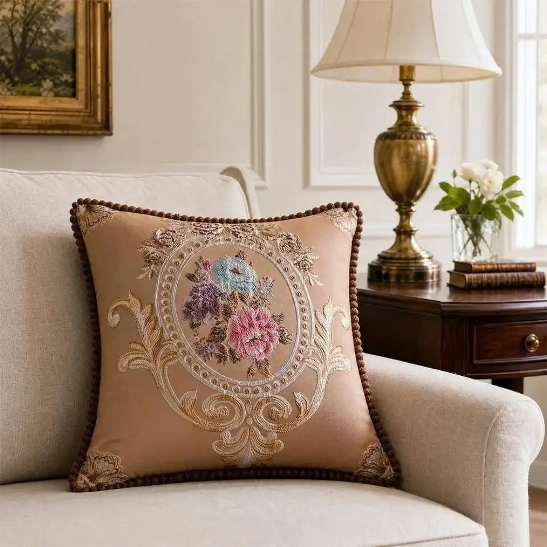 Capa de almofada bordada decorativa monarca Elisabeth no sofá decorando a sala com elegância e sofisticação 