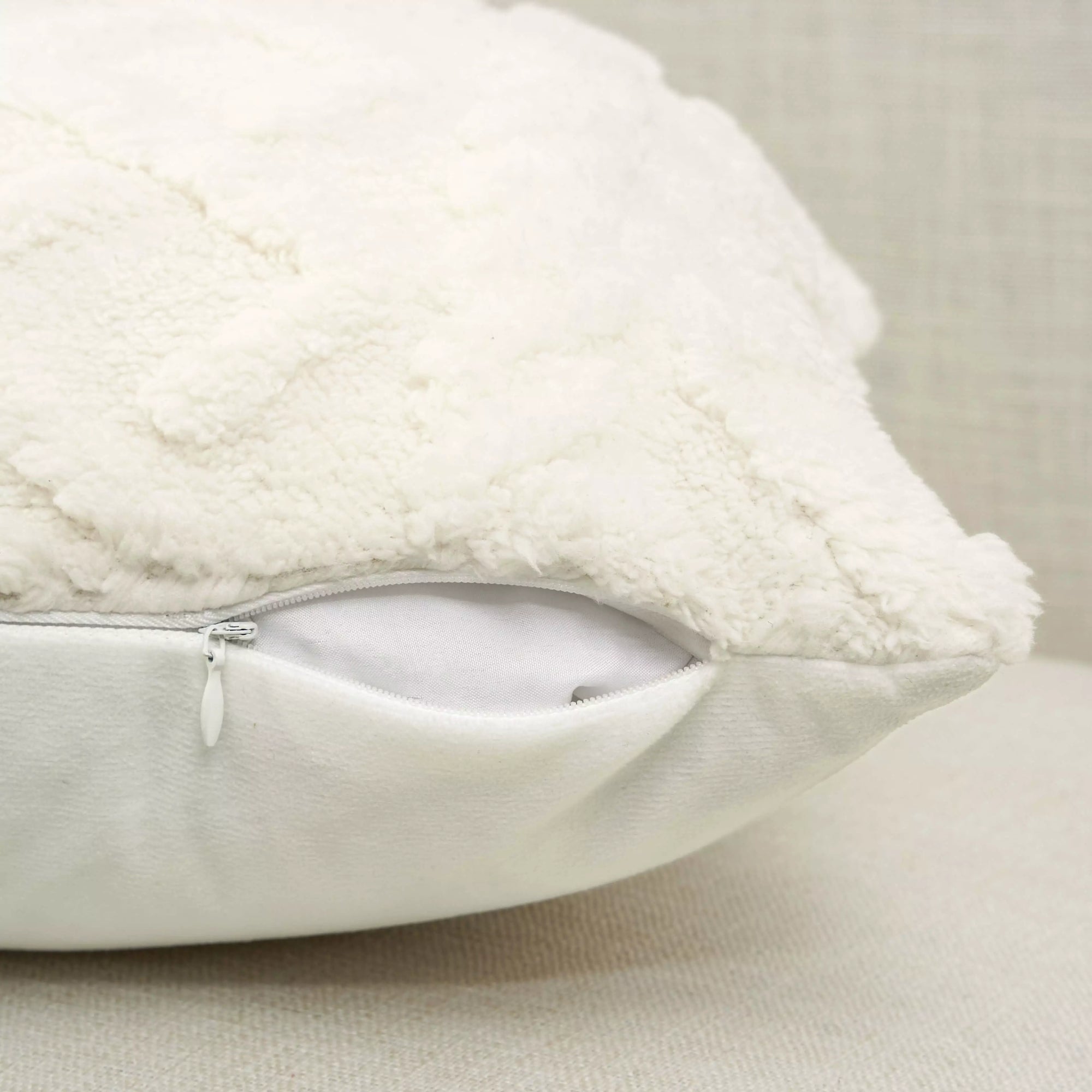 capas-de-almofadas-com-bordado-macio-chantely-tazmo-019