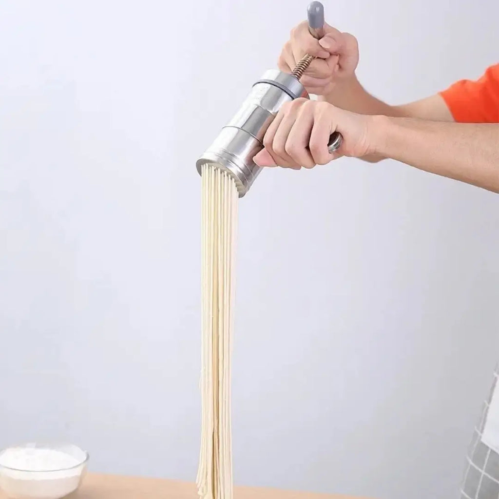 Máquina de macarrão manual de aço inox artesanal tazmo casa mostrando como sai a massa 