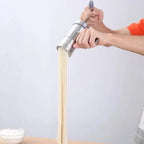 Máquina de macarrão manual de aço inox artesanal tazmo casa mostrando como sai a massa 