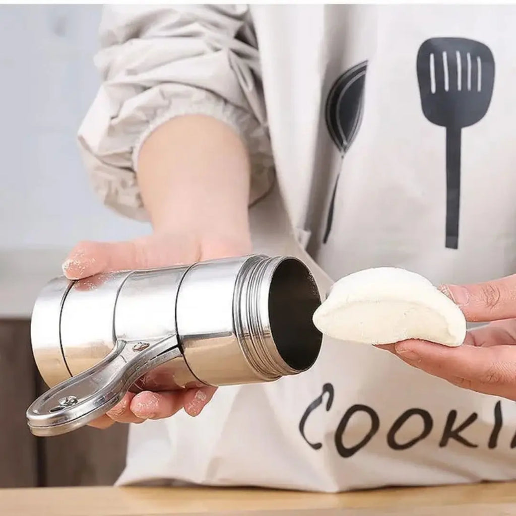 Máquina de macarrão manual de aço inox artesanal tazmo casa colocando a massa má maquina 