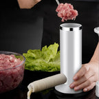 Máquina manual para linguiça e almôndega artesanal tazmo casa colocando a carne moída na máquina   