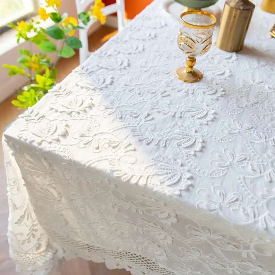 toalha-de-mesa-branca-bordada-tazmo