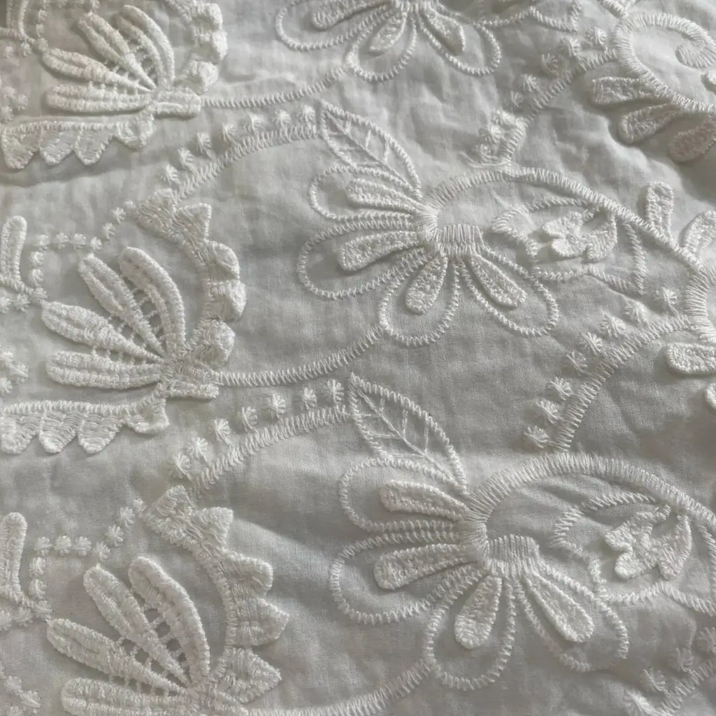 toalha-de-mesa-branca-com-renda