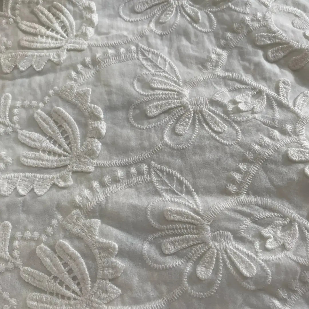 toalha-de-mesa-branca-com-renda