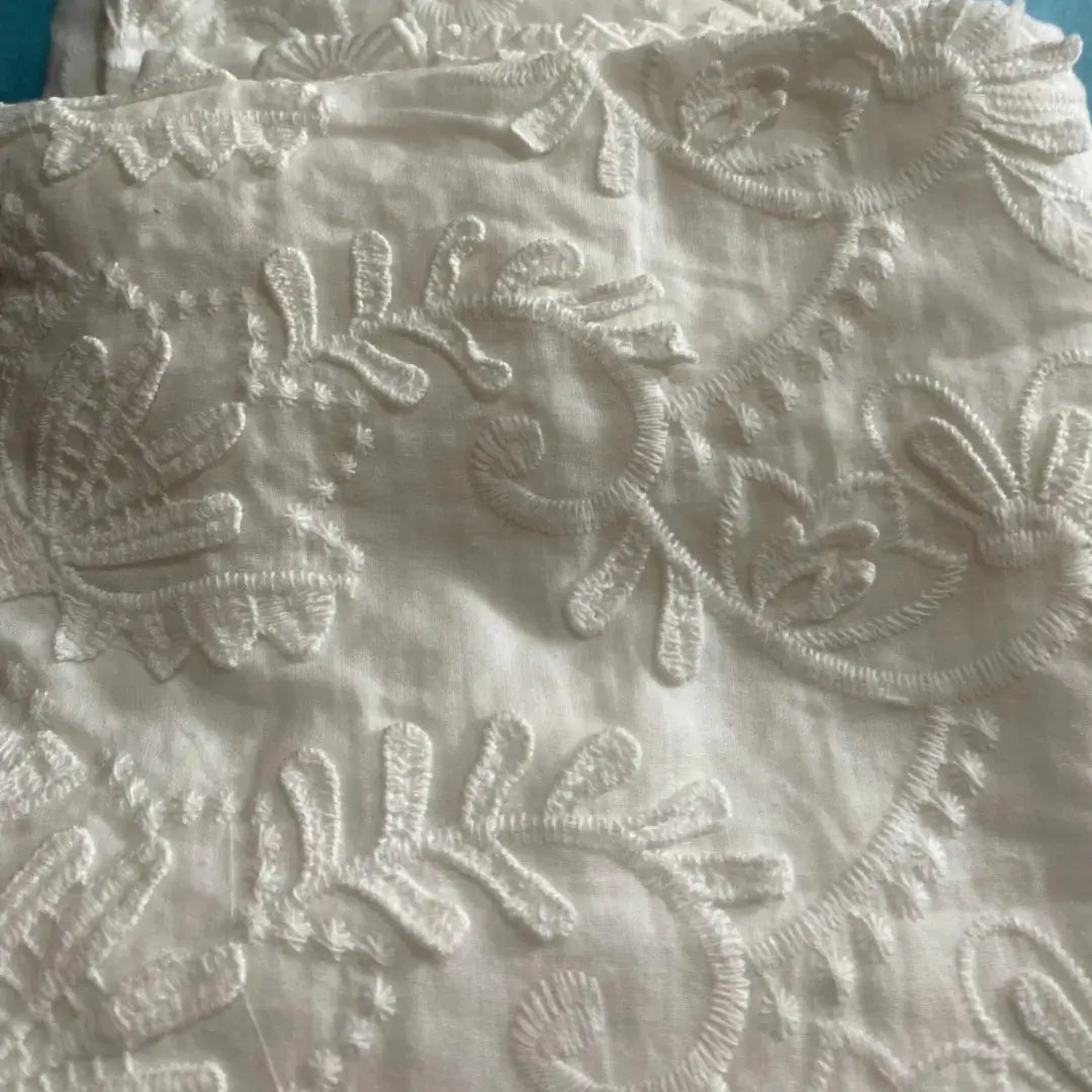 toalha-de-mesa-branca-bordada-quadrada