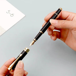 CANETA TINTEIRO COM PONTA FINA E TRAÇOS NOBRE MODELO GOLD BLACK