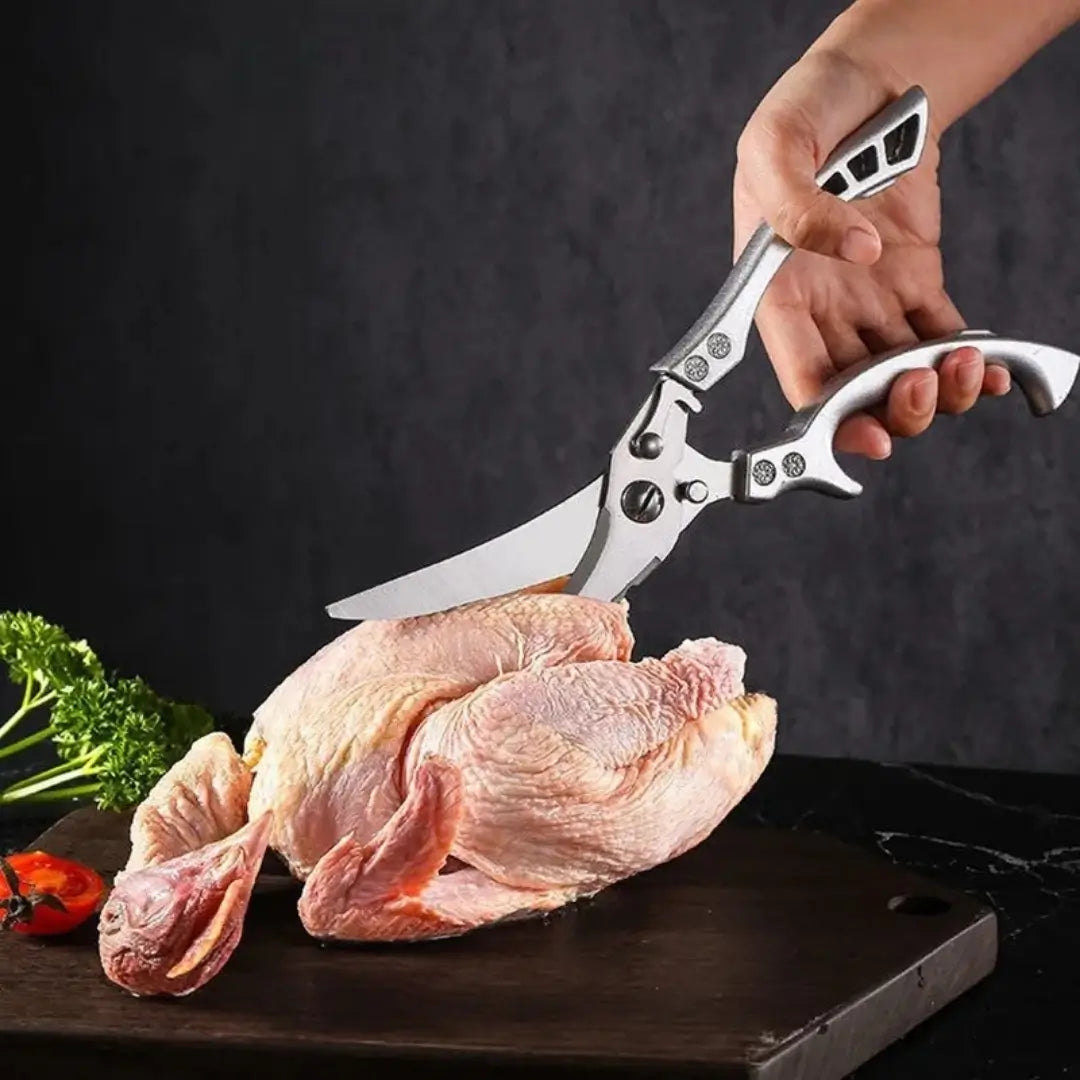 Tesoura de cozinha inox multifuncional kênia cortando um frango grande 