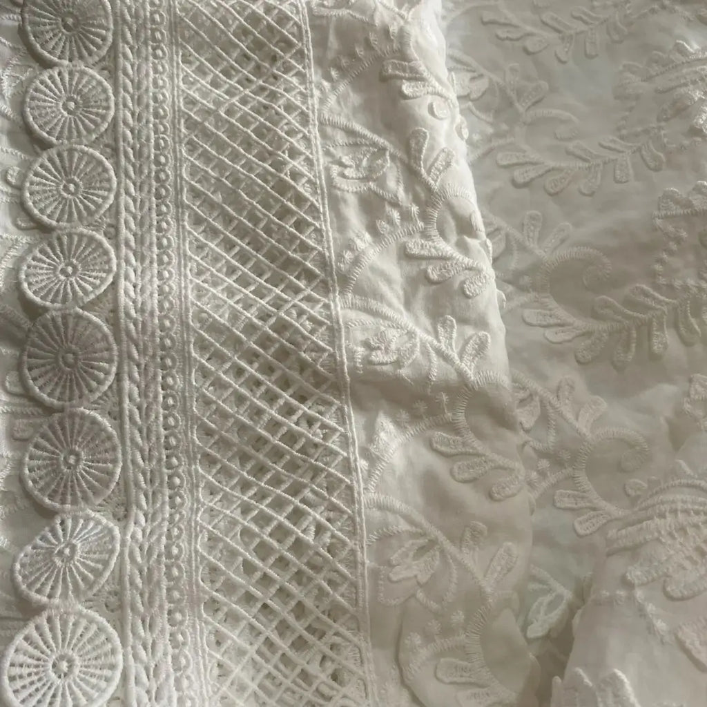 toalha-de-mesa-branca-com-renda-e-bordado