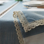 Toalha de Mesa com Listra Decoração Mesa Posta Grano Corall Azul Detalhes da Renda 