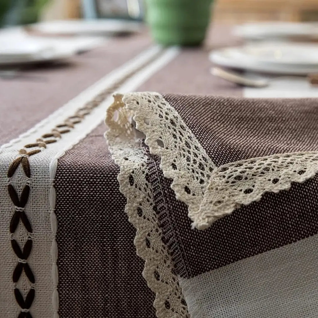 Toalha de Mesa com Listra Decoração Mesa Posta Grano Corall Marrom Detalhes da Renda Tazmo Casa 