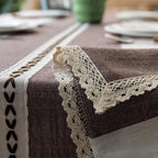 Toalha de Mesa com Listra Decoração Mesa Posta Grano Corall Marrom Detalhes da Renda Tazmo Casa 