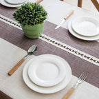Toalha de Mesa com Listra Decoração Mesa Posta Grano Corall Listra Marrom  Mesa Posta Tazmo Casa 